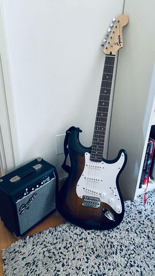 Squier Affinity Stratocaster + Amplificador