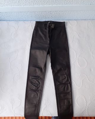 Pantalones tipo cuero encerado negros