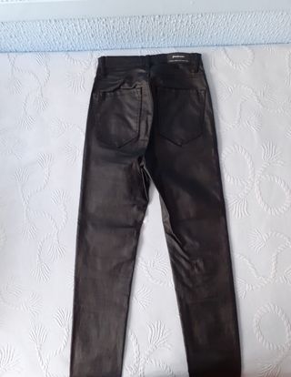 Pantalones tipo cuero encerado negros