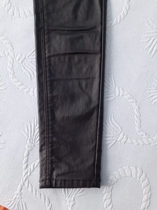 Pantalones tipo cuero encerado negros