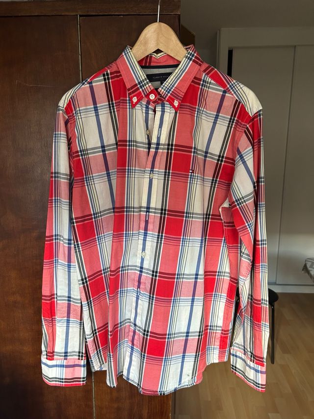 Camisa Tommy Hilfiger cuadros rojos impecable