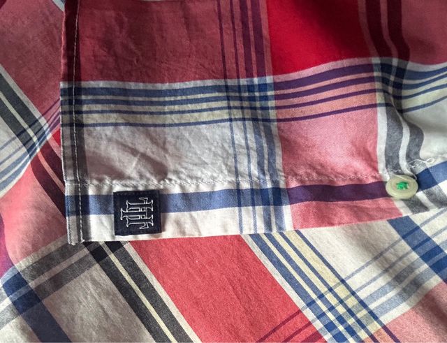 Camisa Tommy Hilfiger cuadros rojos impecable