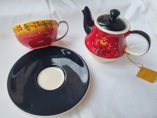 Tetera individual y taza roja y negra
