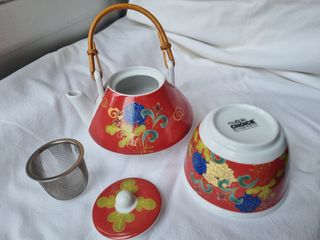 Tetera japonesa roja con bambú