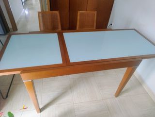Mesa de diseño atemporal en madera de cerezo