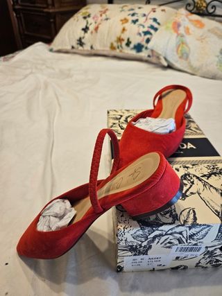 Zapatos rojos de tacón bajo.De Sfera. Una sola vez