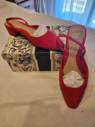 Zapatos rojos de tacón bajo.De Sfera. Una sola vez