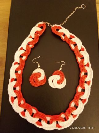 Collana e orecchini uncinetto arancio-bianco