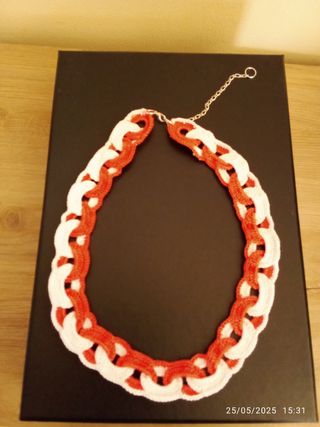 Collana e orecchini uncinetto arancio-bianco