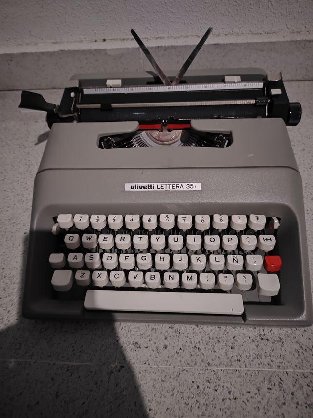 Olivetti 35: Máquina de escribir