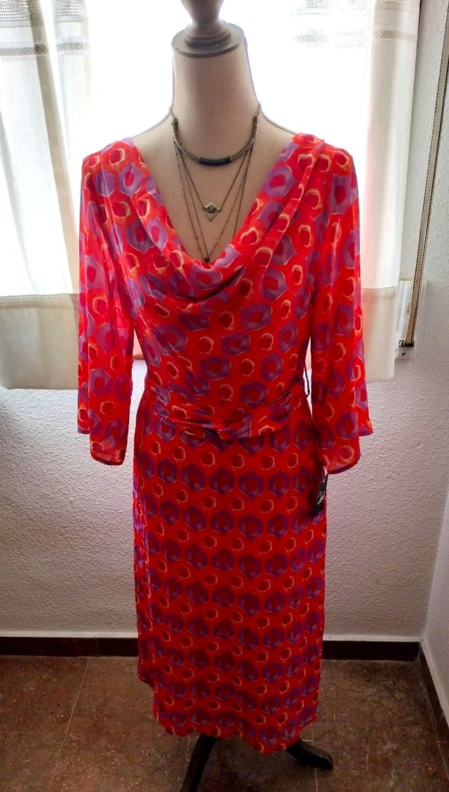 Vestido midi estampado rojo, naranja y violeta