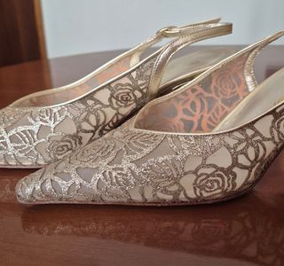 Zapatos tacón dorados