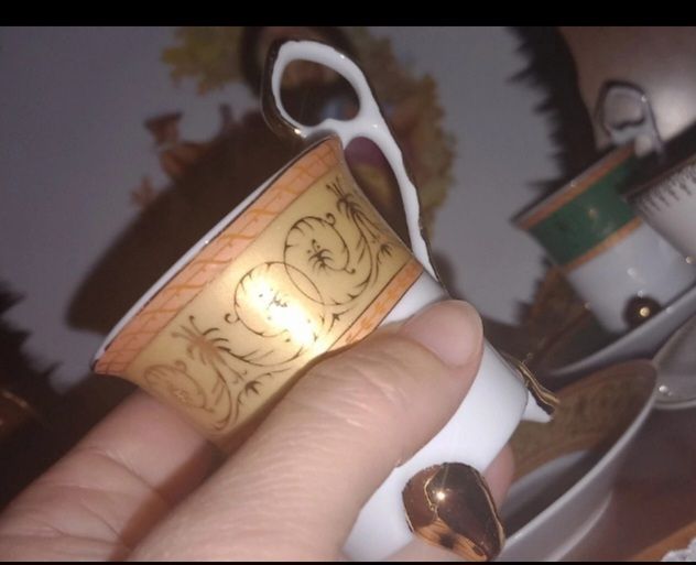 Tre tazzine decorative da caffè in oro