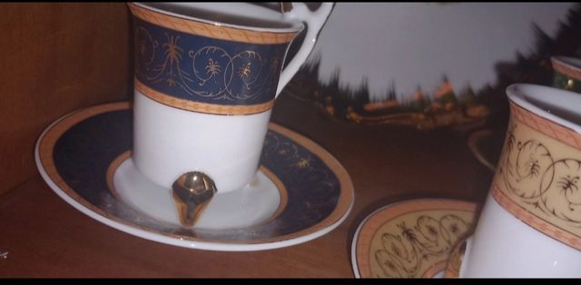 Tre tazzine decorative da caffè in oro