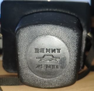 Zenit 12: Cámara analógica negra
