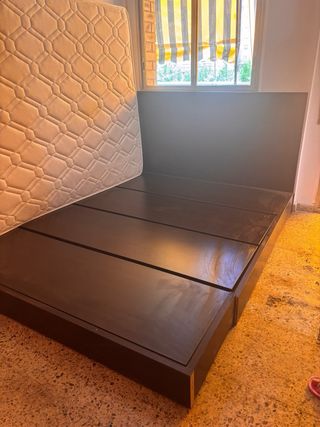 Cama baja japonesa marrón