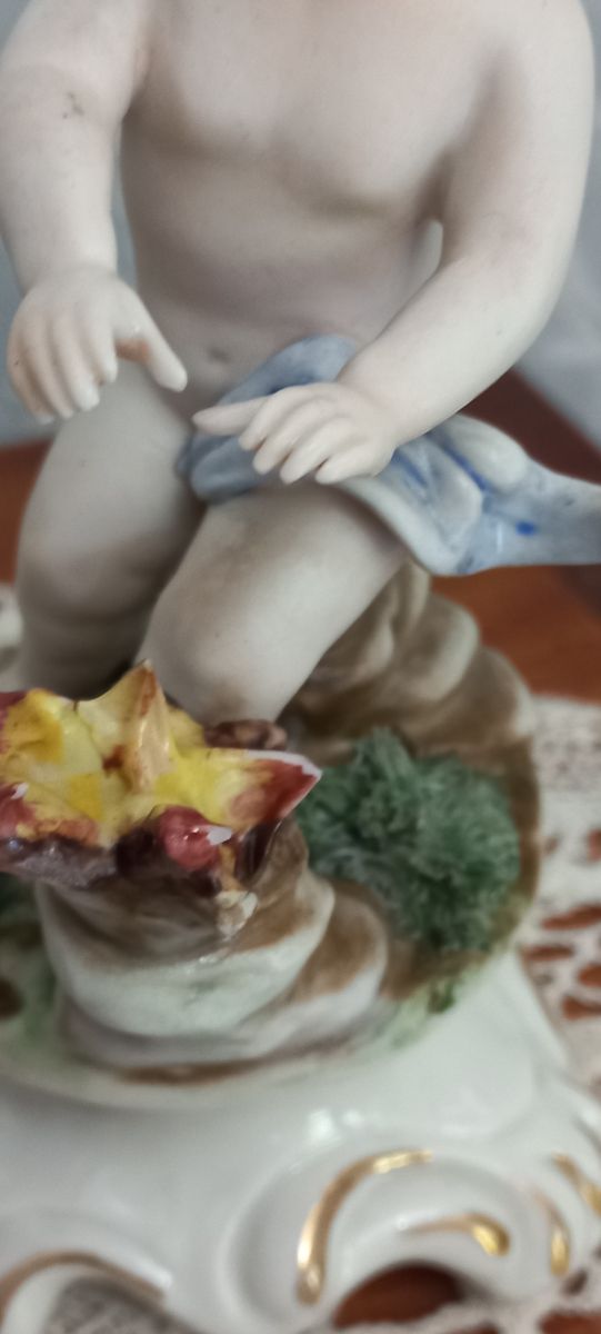 Figura porcelana querubín