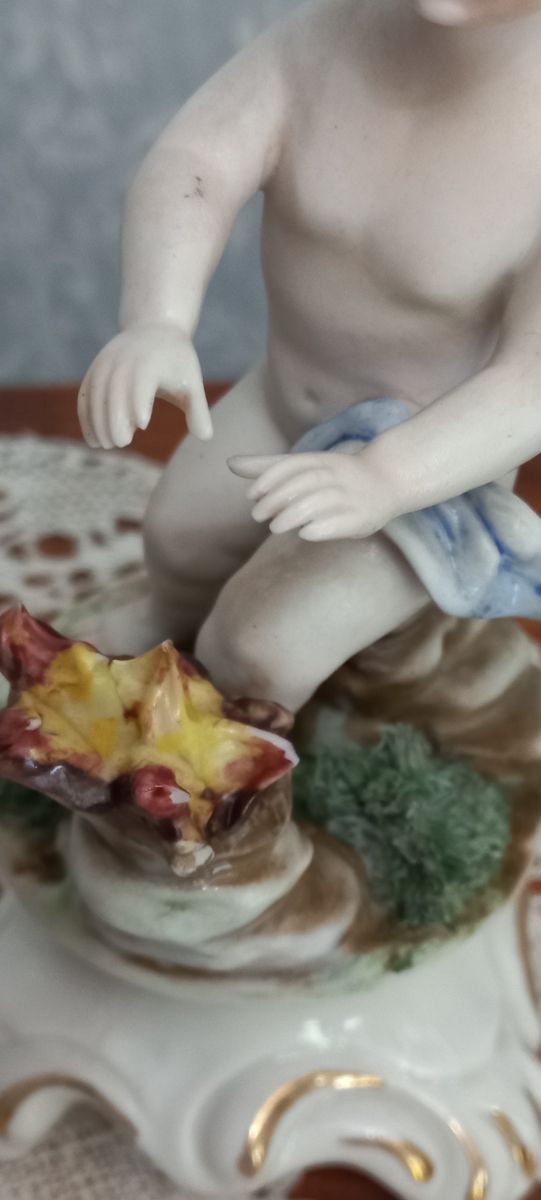 Figura porcelana querubín