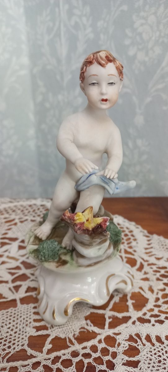 Figura porcelana querubín