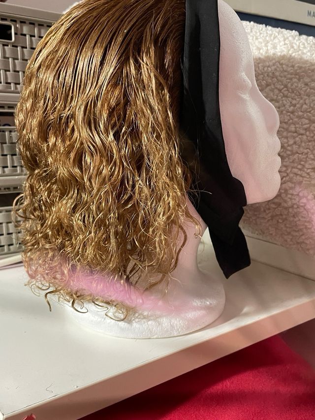 Peluca marrón rizada con diadema es pelo humano