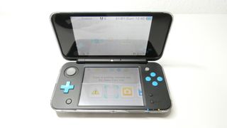 Nintendo 2DS XL negra y azul