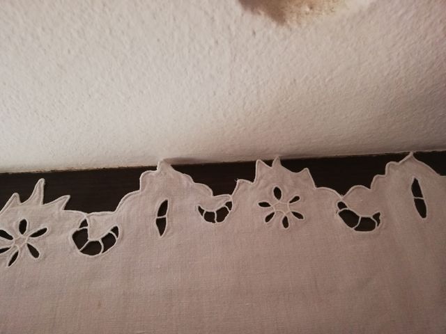 Antichissimo asciugamano ricamato intaglio
