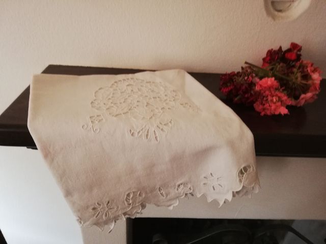 Antichissimo asciugamano ricamato intaglio