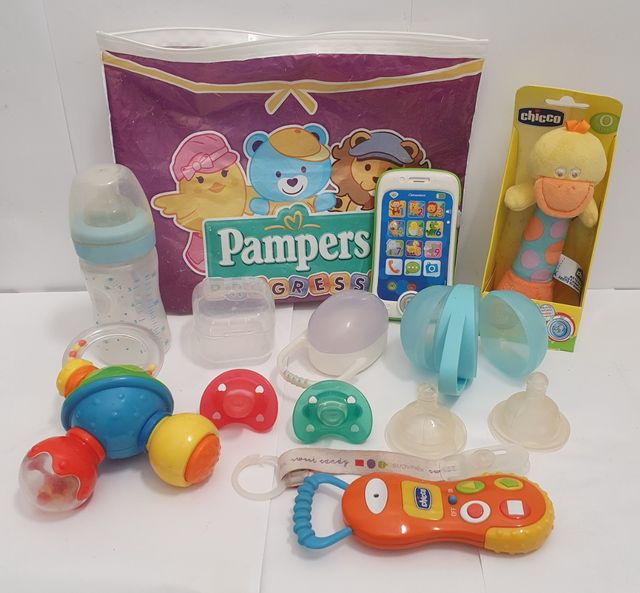 Kit bimbo usato: biberon, ciuccio, giocattoli