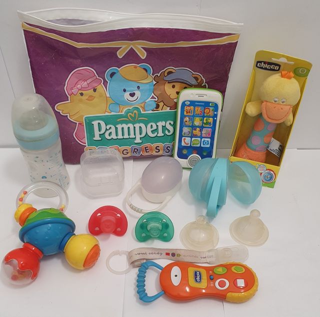 Kit bimbo usato: biberon, ciuccio, giocattoli