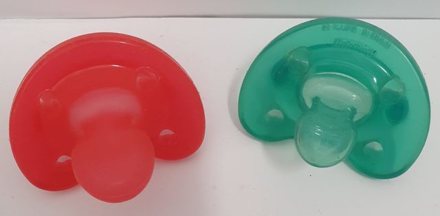 Kit bimbo usato: biberon, ciuccio, giocattoli