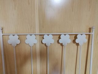 Cabecero cama infantil de hierro forjado en beige