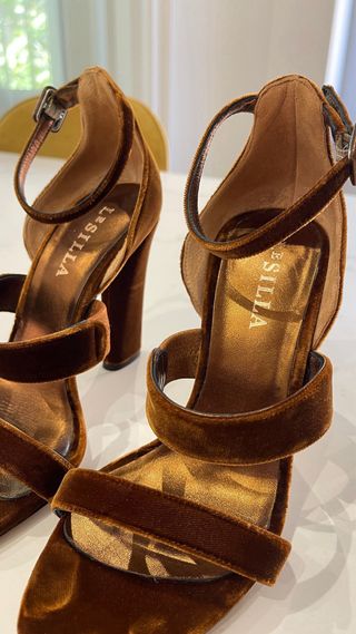 Sandalias Le Silla terciopelo marrón