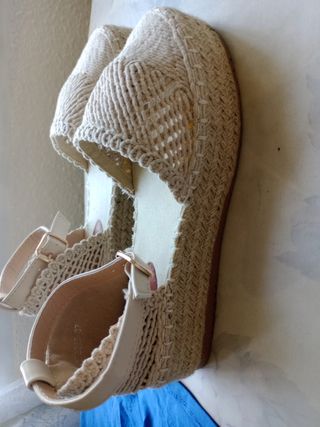 Sandalias cuña nuevas talla 37.