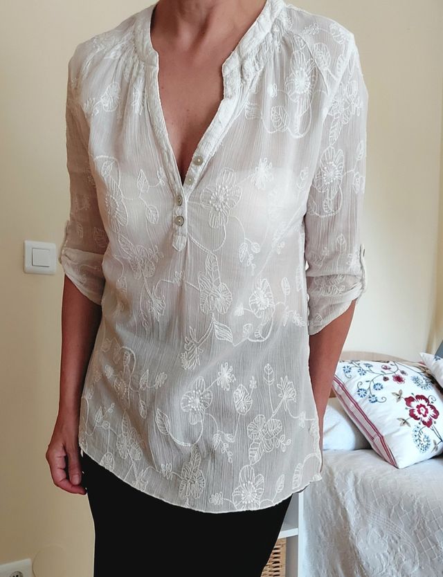 Blusa blanca bordada C&A