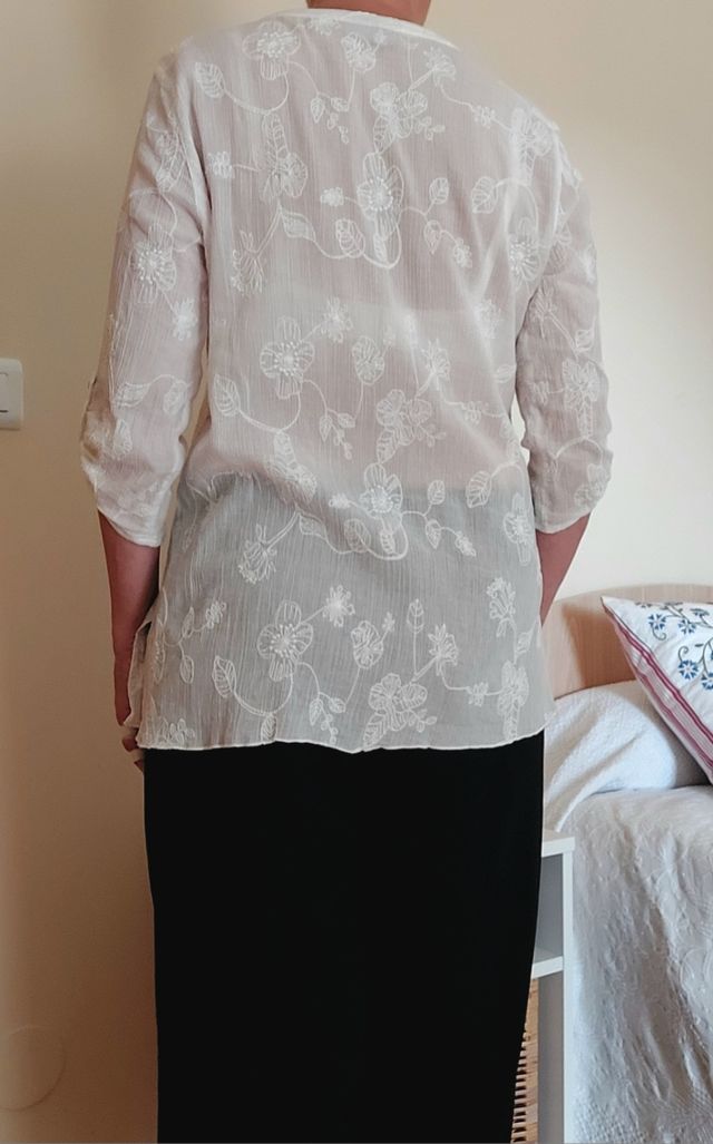 Blusa blanca bordada C&A
