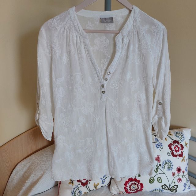 Blusa blanca bordada C&A