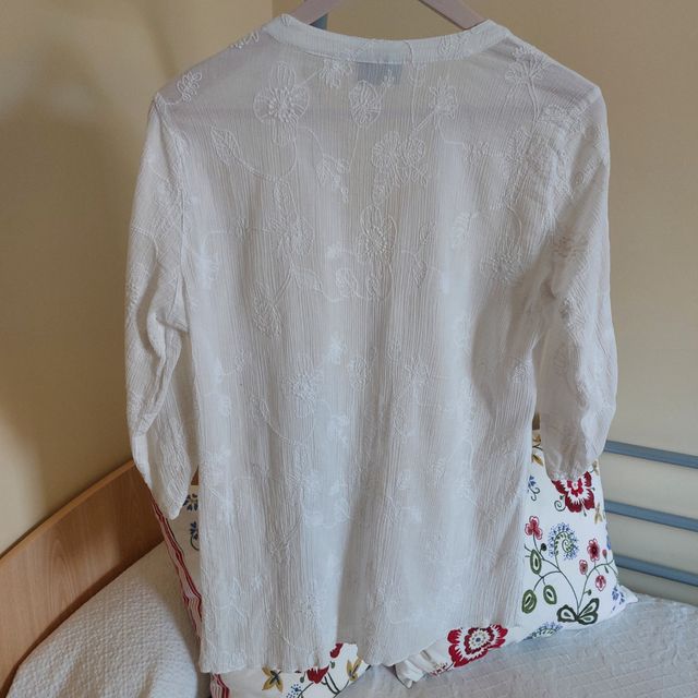 Blusa blanca bordada C&A