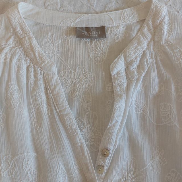 Blusa blanca bordada C&A