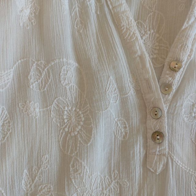 Blusa blanca bordada C&A