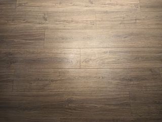 65m2 - Suelo laminado clic 20x129cm + base