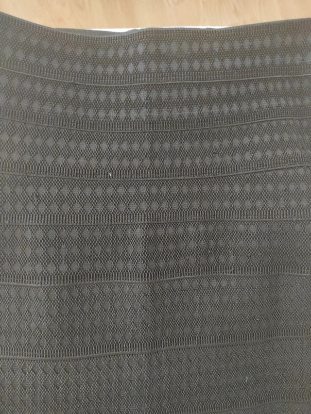 Falda ajustada negra elástica.