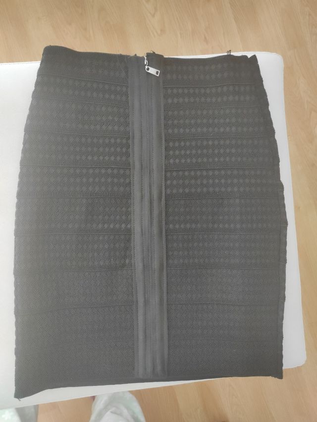 Falda ajustada negra elástica.