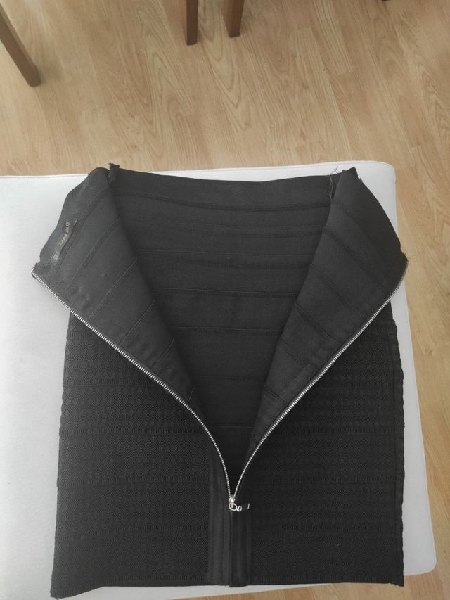 Falda ajustada negra elástica.
