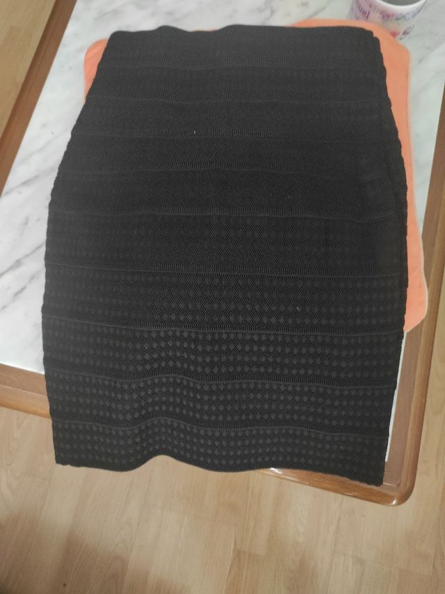 Falda ajustada negra elástica.