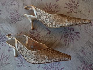 Zapatos dorados elegantes
