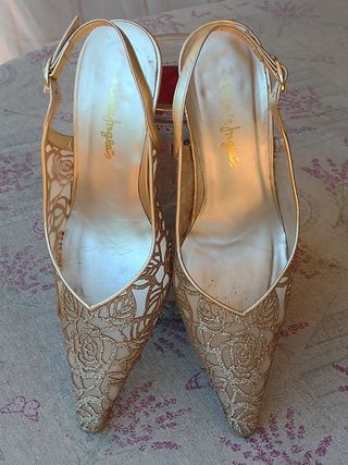Zapatos dorados elegantes