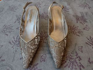 Zapatos dorados elegantes