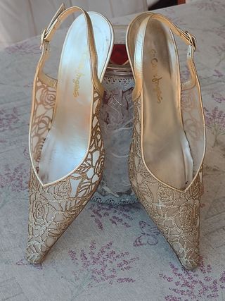Zapatos dorados elegantes