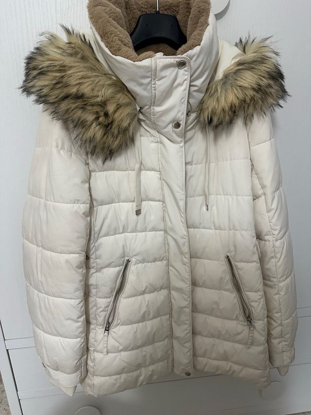 Cazadora acolchada beige con capucha