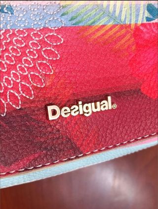 Bolso Desigual bandolera.      Tous